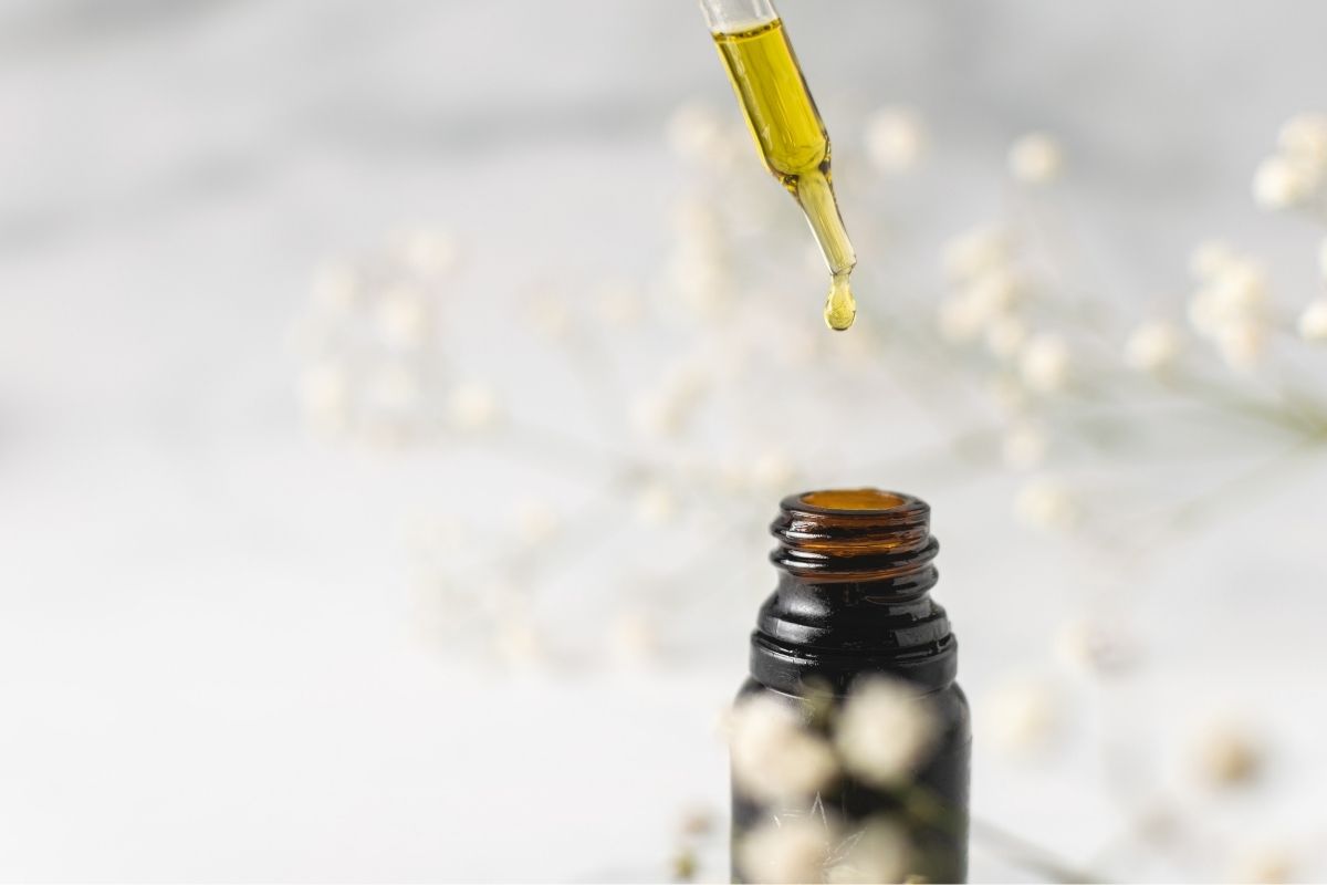 Can You Put Essential Oils in Candles? 16 Things to Know www